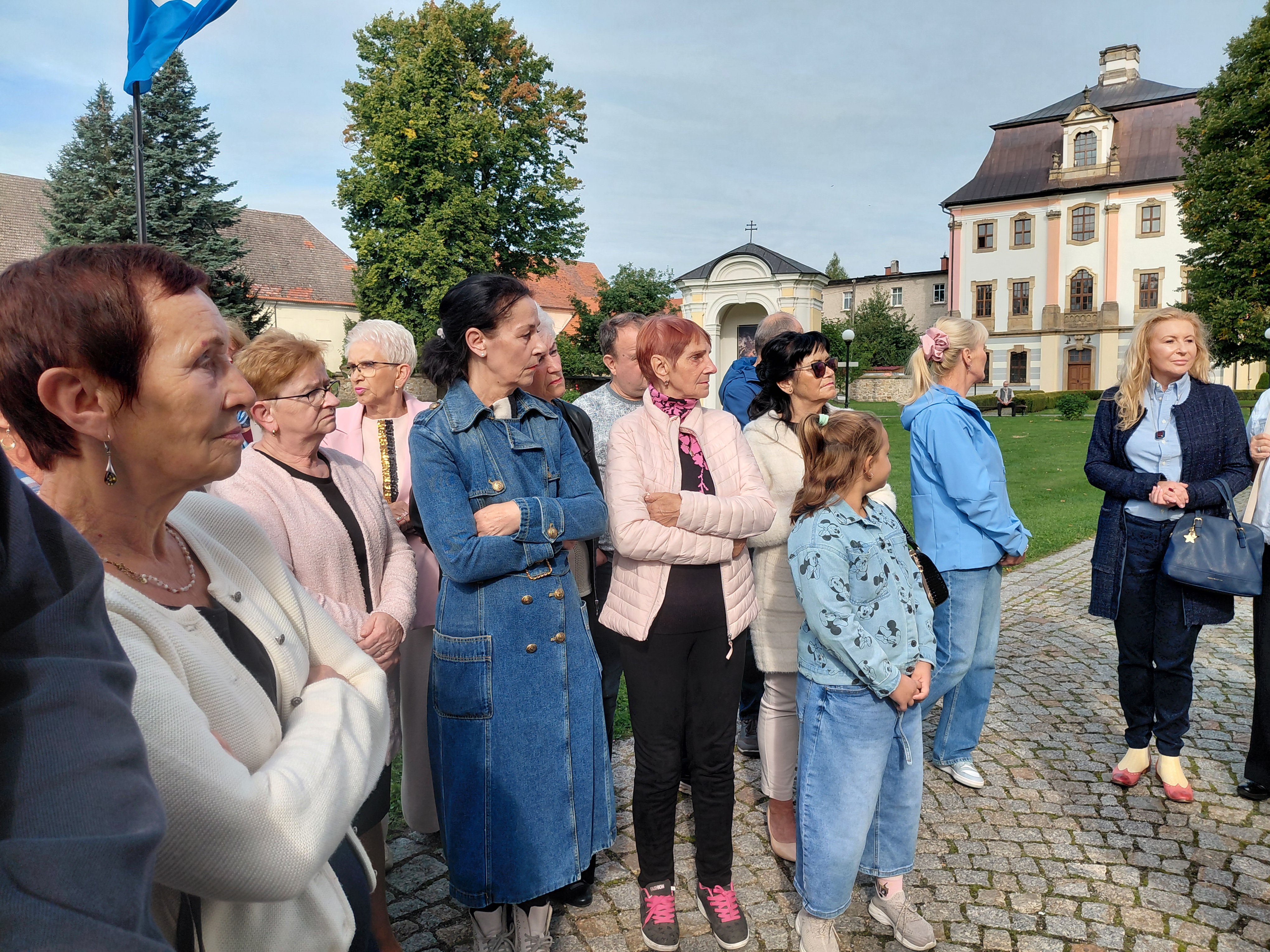 Krzeszów staje za ks. Langenfeldem. Kuria mówi o „przestępstwie”, ale nie mówi czyim