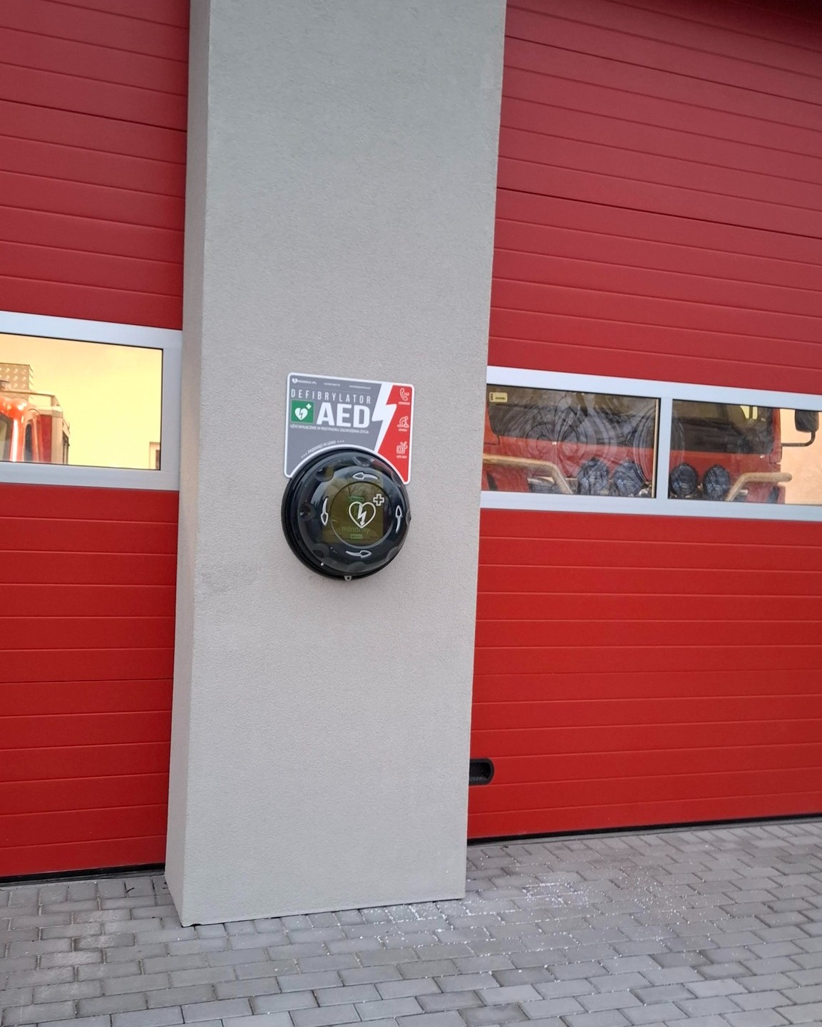 Nowoczesna kapsuła AED na remizie OSP Pisarzowice. Sprzęt ratujący życie dostępny dla mieszkańców