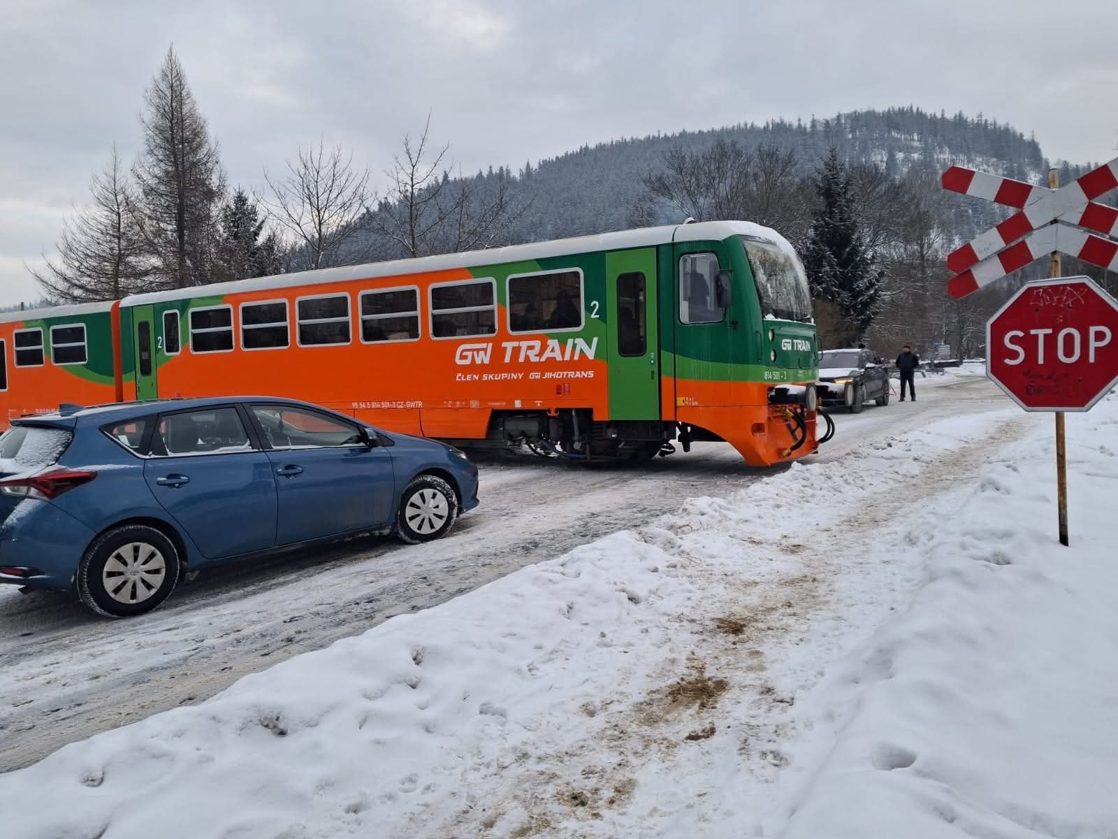 Kolizja na przejeździe kolejowym w Lubawce. Są utrudnienia w ruchu
