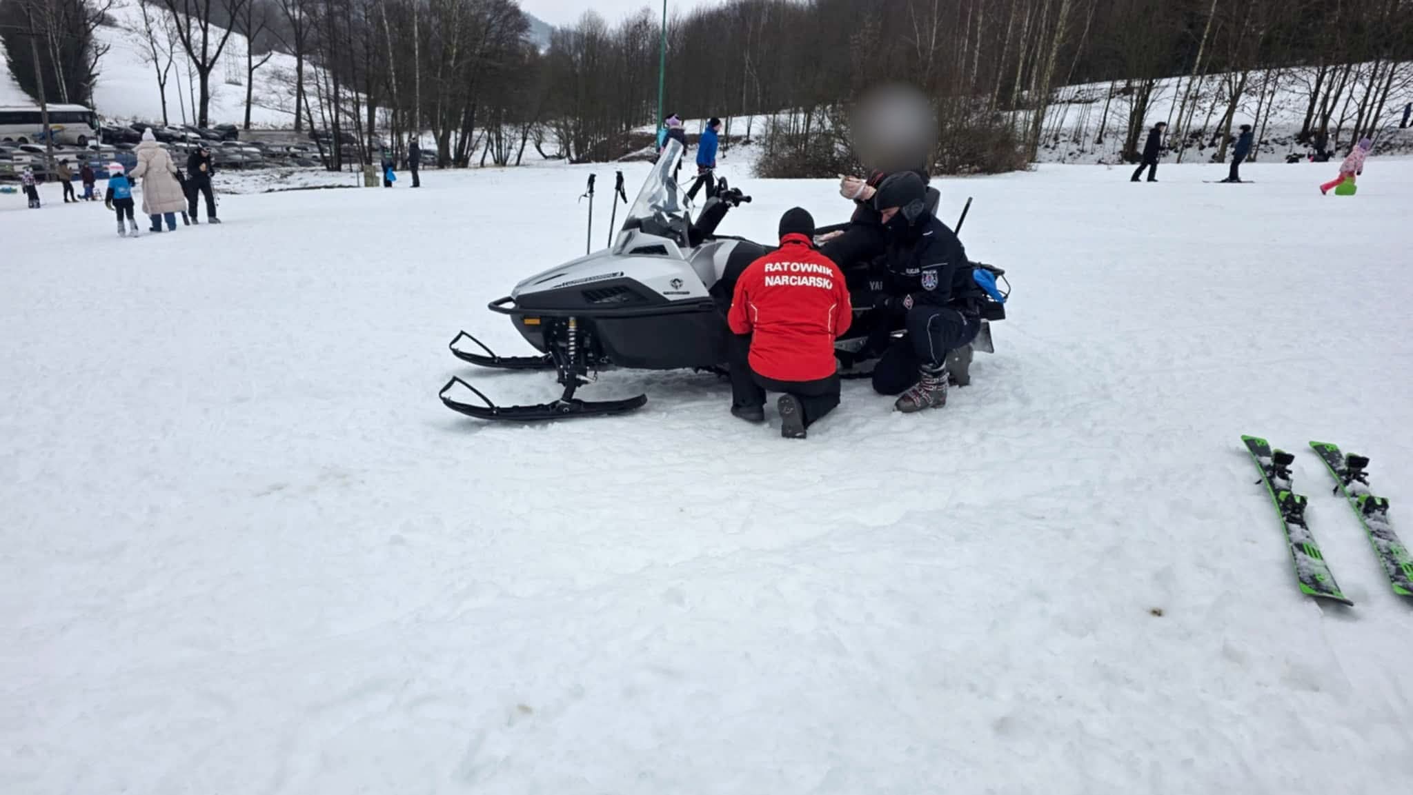 Policjanci pomogli poszkodowanej na stoku w Czarnowie