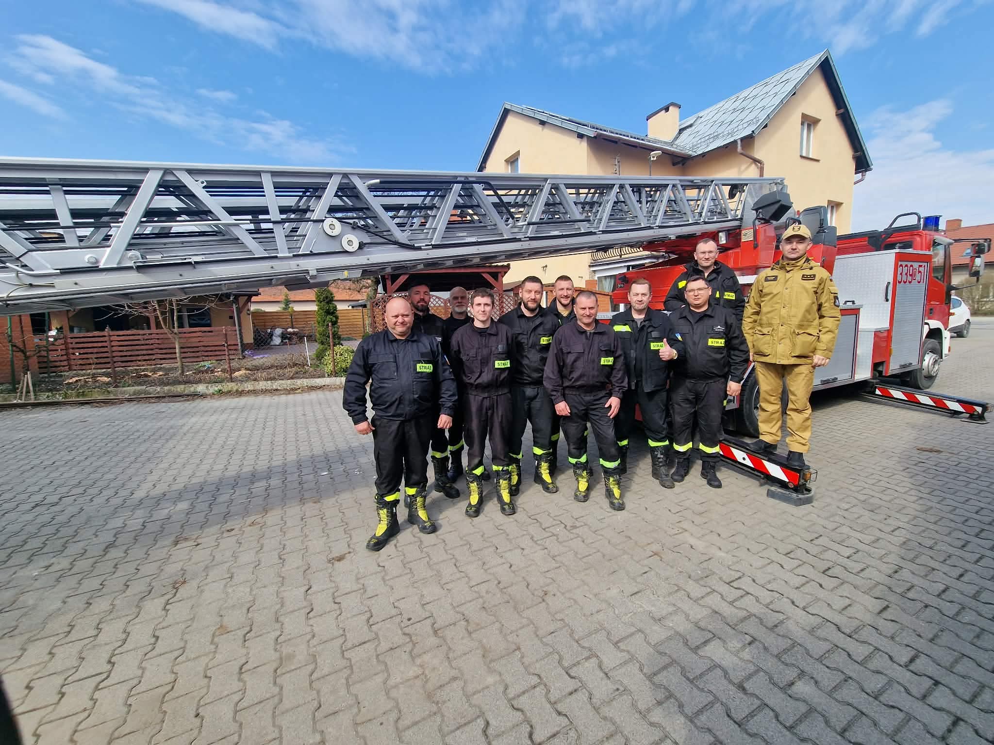 Dwóch kolejnych strażaków z uprawnieniami do obsługi drabiny mechaniczne. Szkolenie zakończone egzaminem