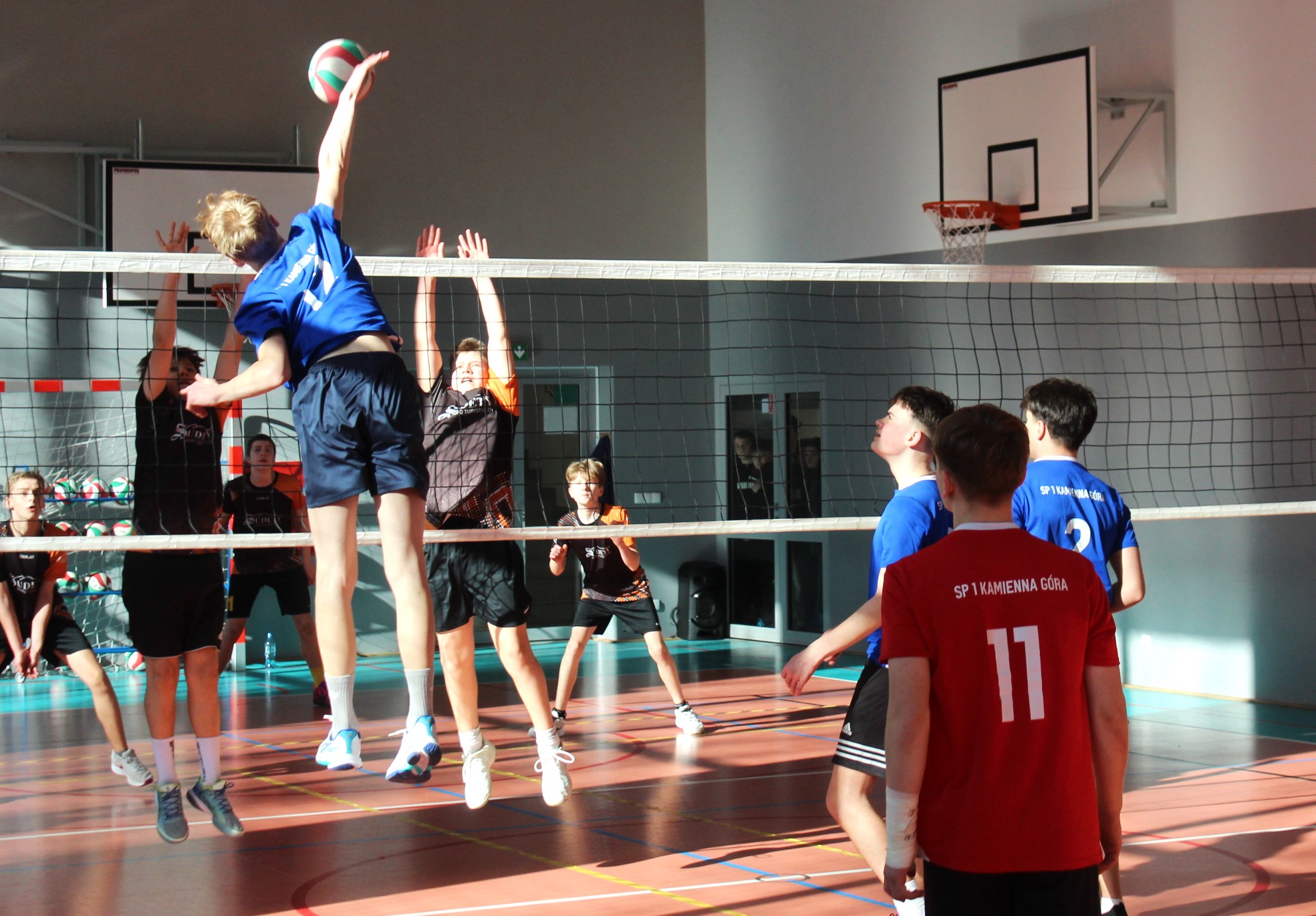 Gospodarze z awansem bez straty seta