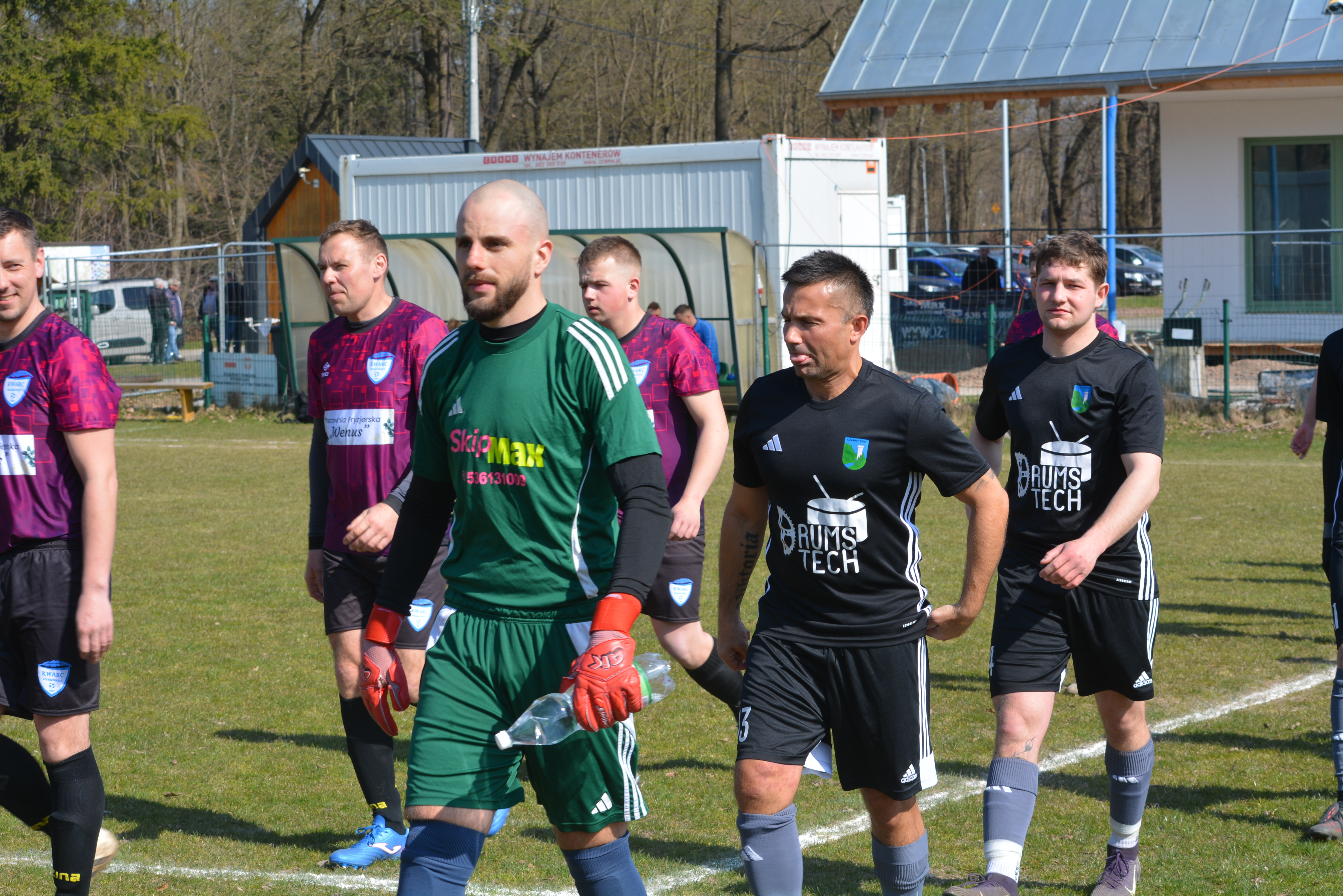 Faworyt rozstrzygnął pojedynek do przerwy