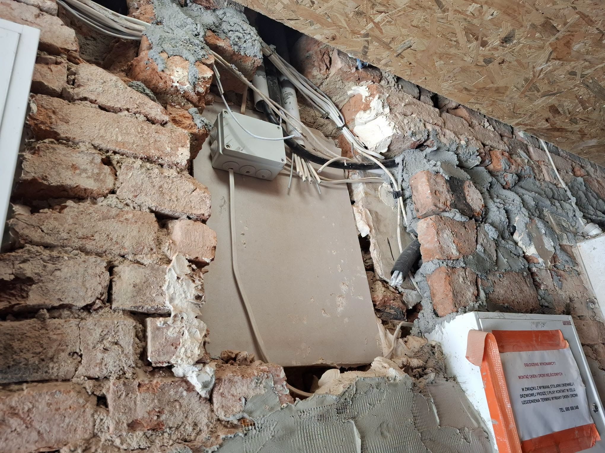 Plaga kradzieży na remontowanych kamienicach. Miasto apeluje do mieszkańców o pomoc