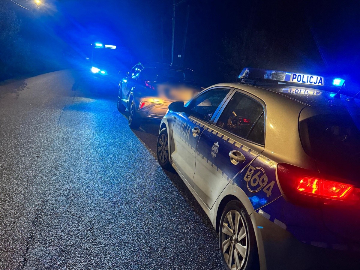 Zadzwonił na policję przez klakson. Sam wpadł z podejrzeniem narkotyków