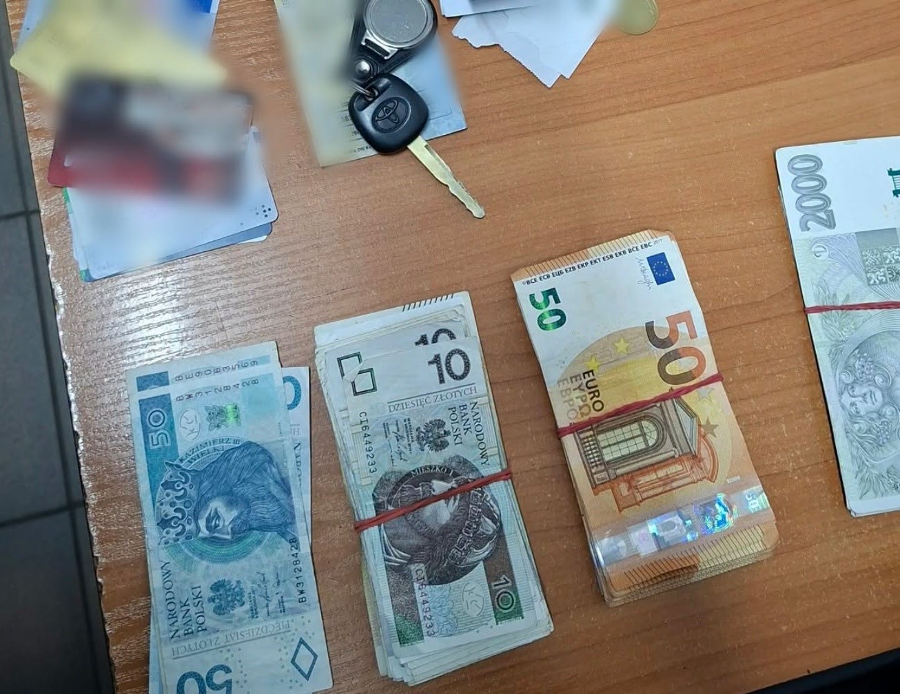Zgubił kilkanaście tysięcy złotych w drodze do Pragi. Policjanci z Lubawki znaleźli saszetkę
